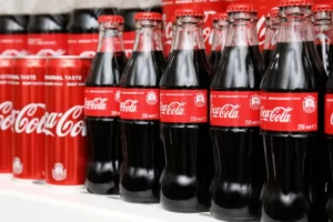 vệ sinh bồn cầu bằng coca