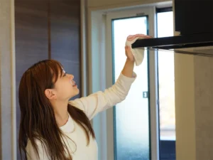Vệ sinh tủ bếp đúng cách chỉ với 3 nguyên liệu có sẵn trong nhà